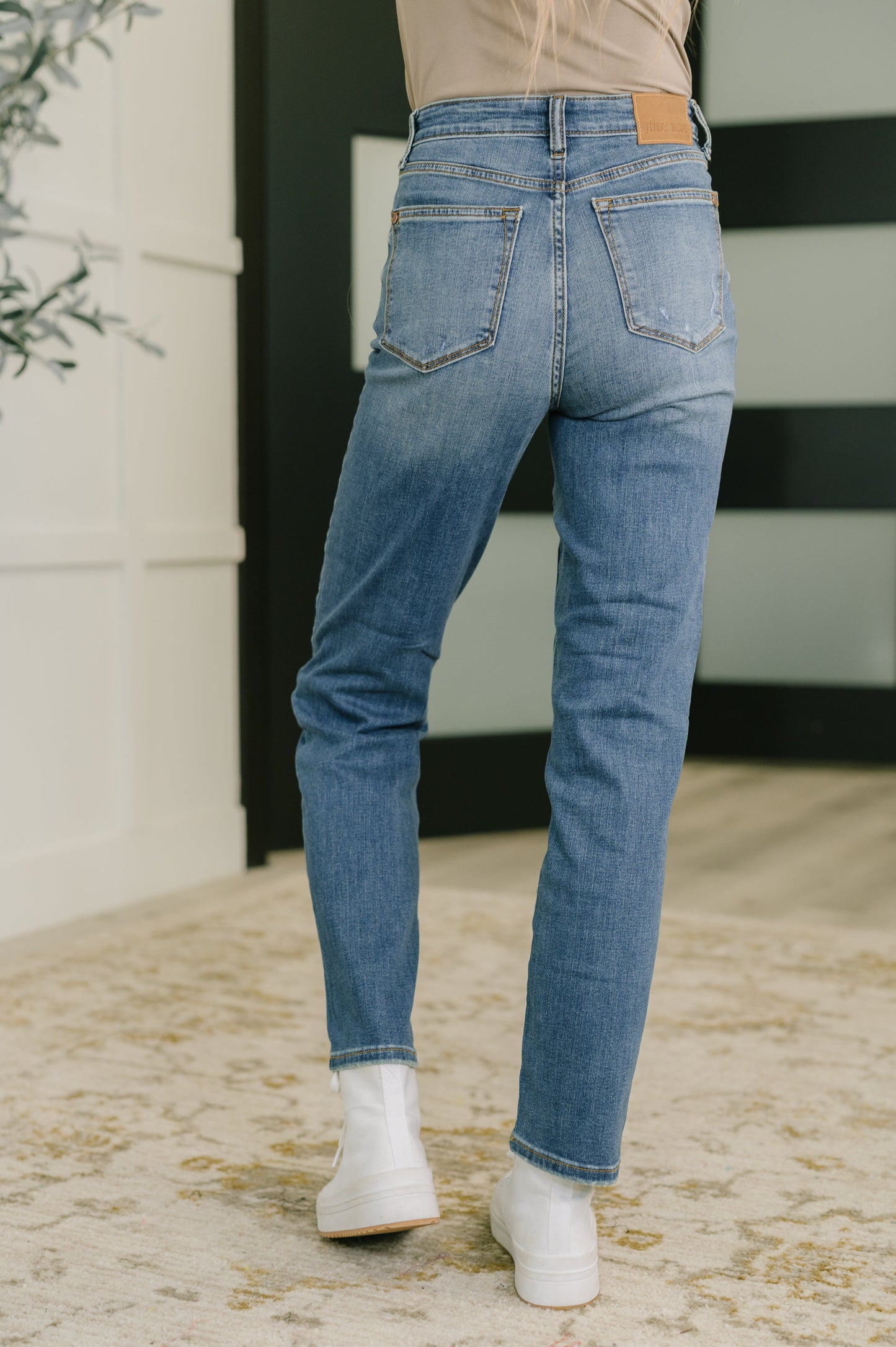 Izzie High Waist Straight Fit Jeans